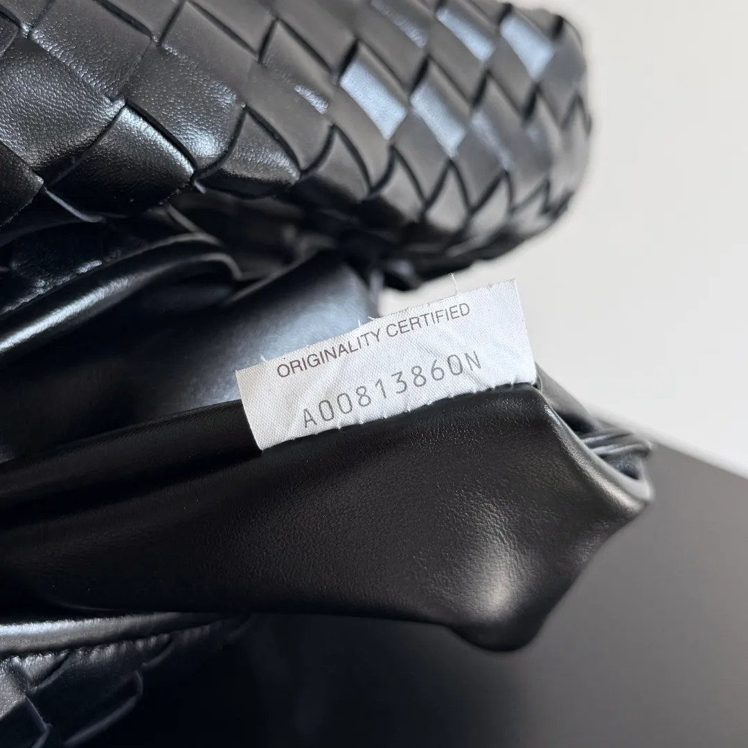 Batch 1960 It seems that this bag from BV has been popular recently ~ The new Hop is really not too beautiful. The whole bag has no seams. The bag body and handles are made of one piece of leather. It reflects the style and essence of Bottega Veneta. It truly represents craftsmanship and creativity. The large size has a very loose and lazy upper body. Big bag lovers will definitely not regret buying it. Style number: 796262 Size: 46*21*10cm